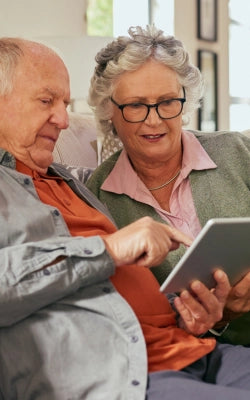 Twee mensen kijken samen op een tablet
