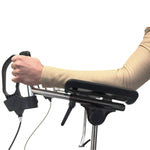Een arm rustend op de onderarmschaal van de rollator Cristallo2
