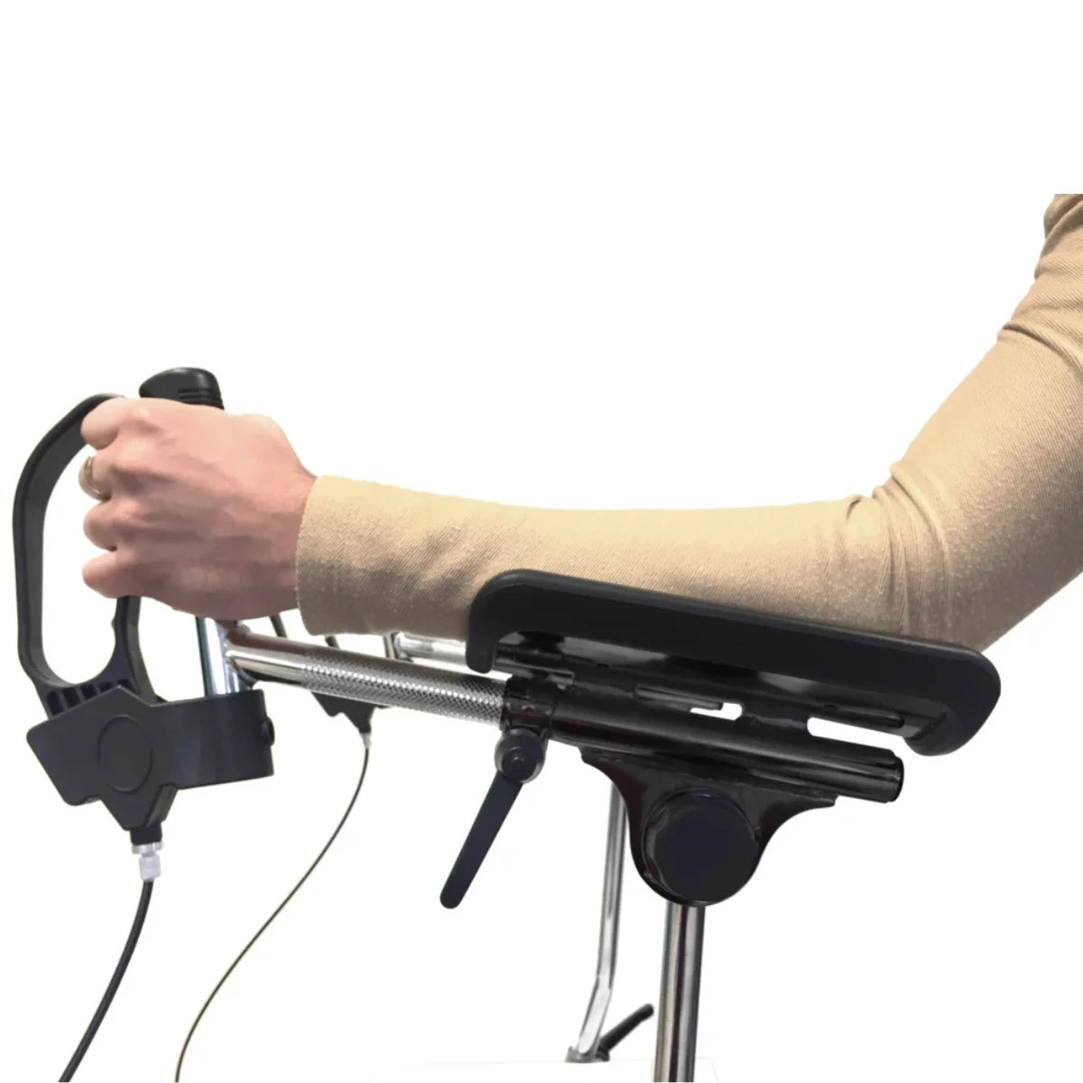 Een arm rustend op de onderarmschaal van de rollator Cristallo2